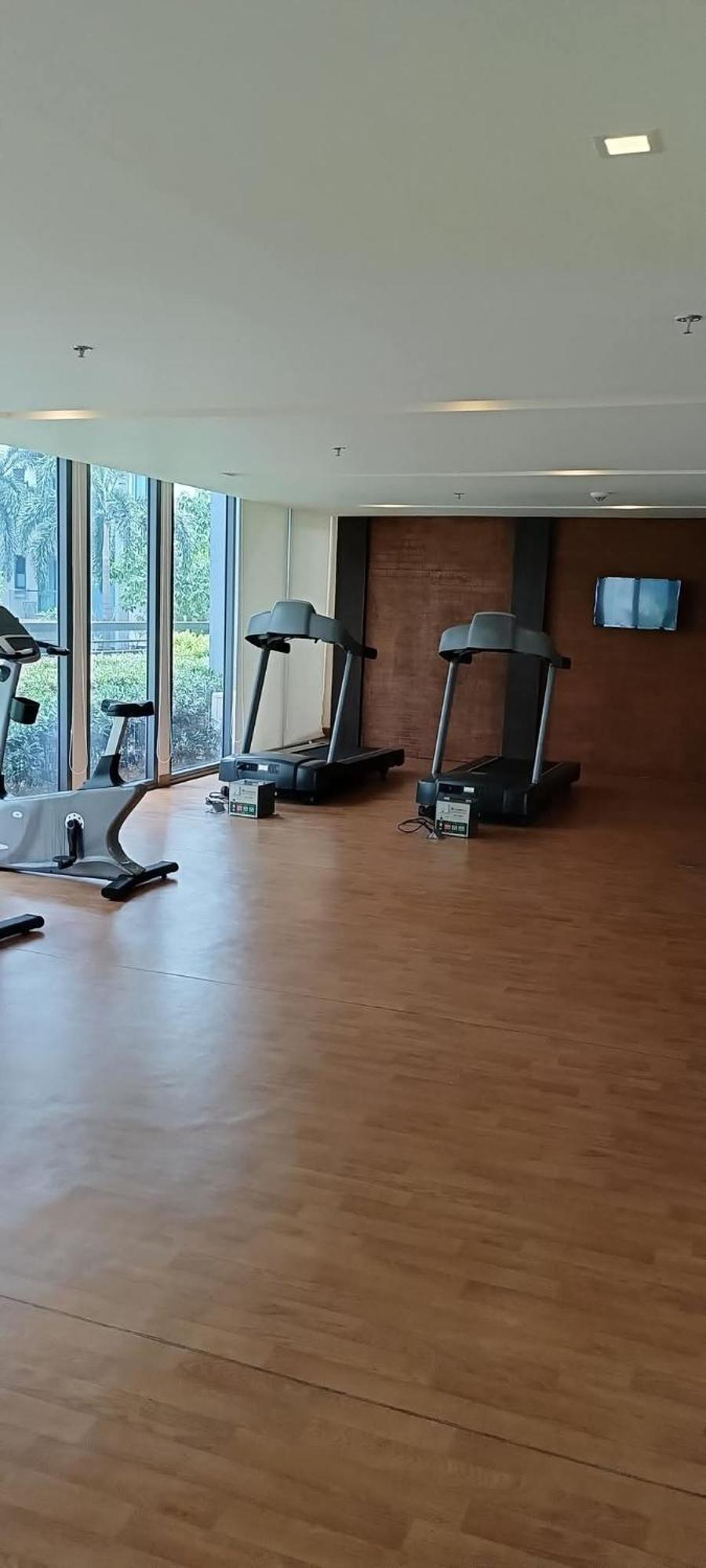 Roomy Condotel Across Naia Terminal 3 Apartment