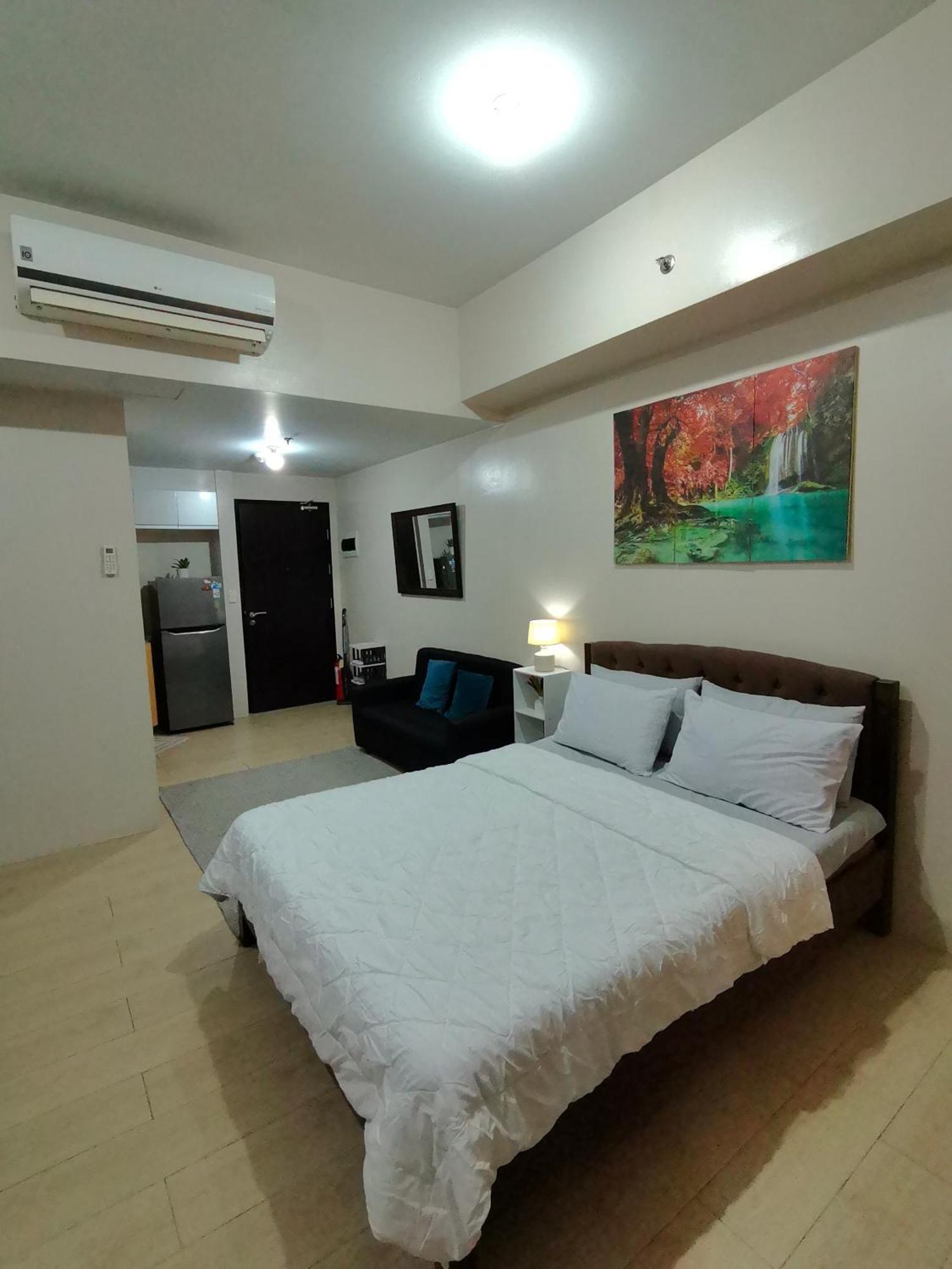 Roomy Condotel Across Naia Terminal 3 Apartment
