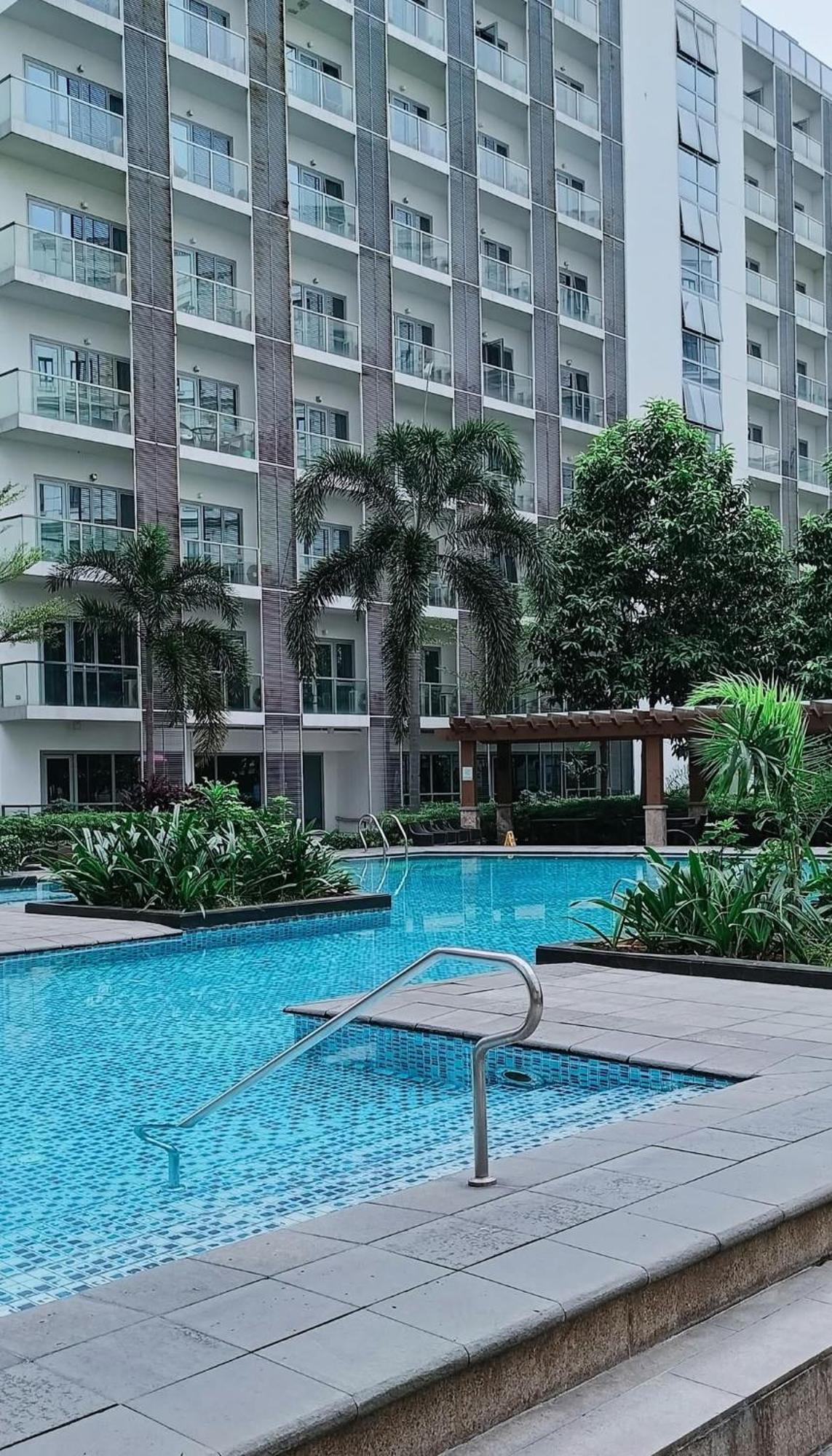 Roomy Condotel Across Naia Terminal 3 Apartment Manila